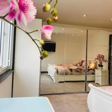 Apartamento Modern Duplex With Cinema, Sleeps 6!