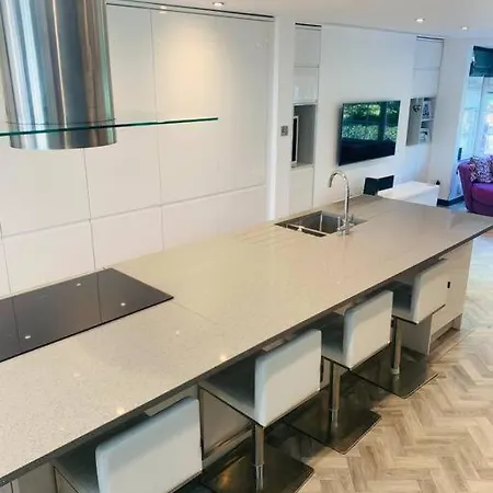 Modern Duplex With Cinema, Sleeps 6! *