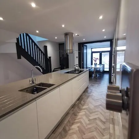 Modern Duplex With Cinema, Sleeps 6! Apartamento York