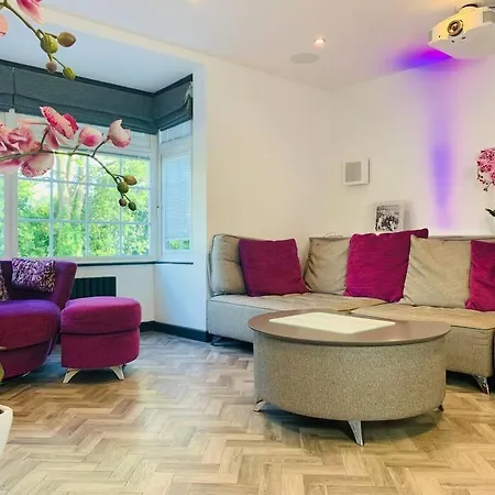 Apartment Modern Duplex With Cinema, Sleeps 6! *