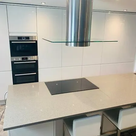 Apartment Modern Duplex With Cinema, Sleeps 6!