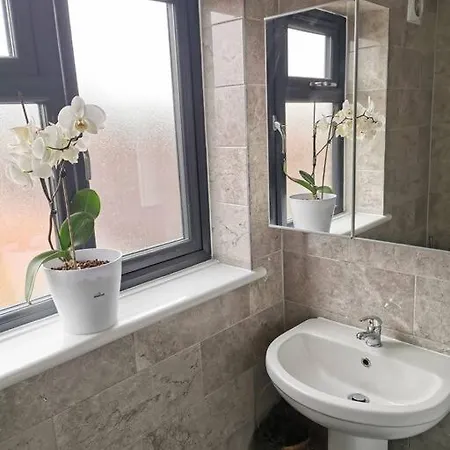 Modern Duplex With Cinema, Sleeps 6! Lejlighed *