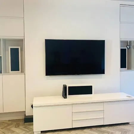 Modern Duplex With Cinema, Sleeps 6! Apartment York