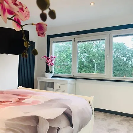 Modern Duplex With Cinema, Sleeps 6! Apartment York