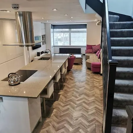 Lejlighed Modern Duplex With Cinema, Sleeps 6!