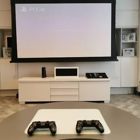Apartment Modern Duplex With Cinema, Sleeps 6!