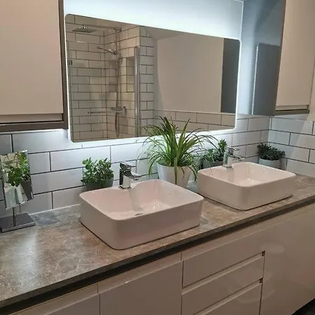 Modern Duplex With Cinema, Sleeps 6! Apartment